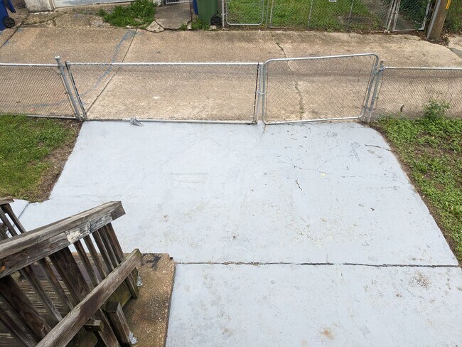 Building Photo - 2 BEDROOM TOWNHOUSE WATER INCLUDED VOUCHERS ACCEPTED