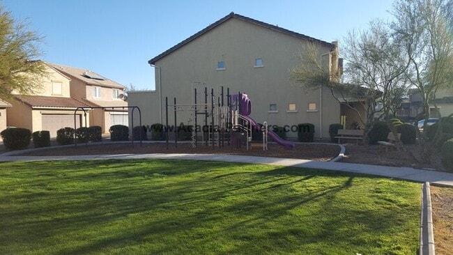 Building Photo - Beautiful Three Bedroom 2 and 1/2 Bath Home