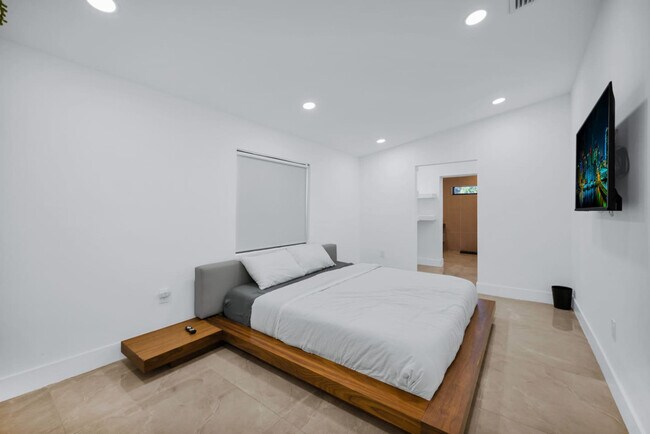 Building Photo - 5313 NE 1st Ave