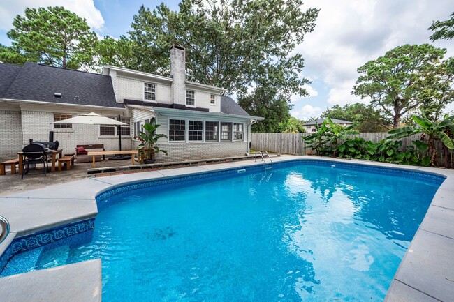 Building Photo - 6 Bedroom, 2.5 Bath House in Drayton on th...