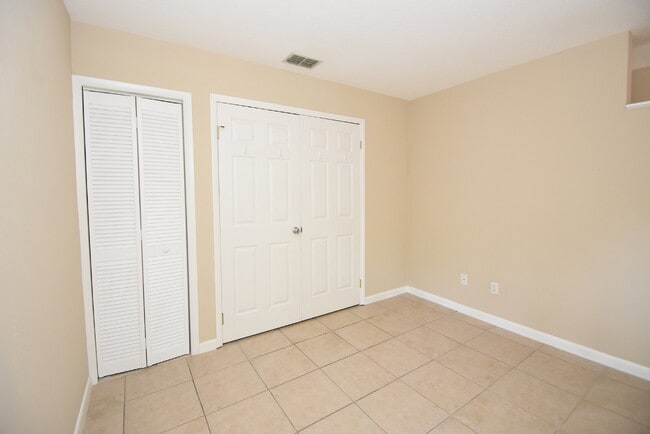 Building Photo - Second floor condo 2/1.5 located at the Fa...