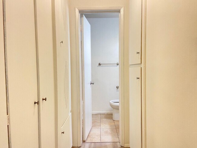 Building Photo - Cozy 3 Bedroom and 1 Bathroom in a good ar...