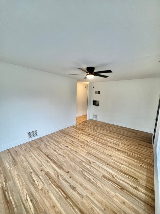 Building Photo - New Listing! 3 bedroom House!