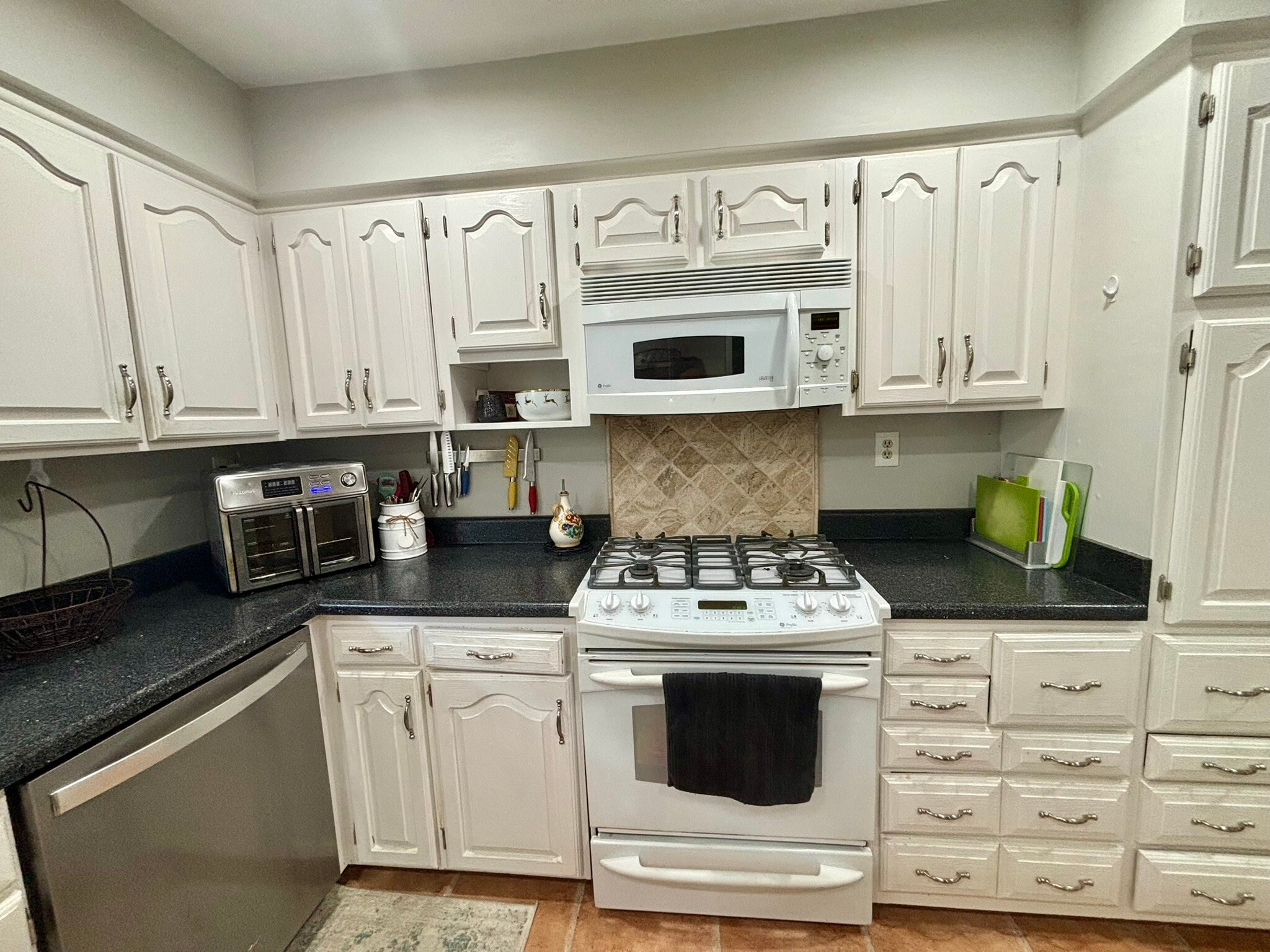 Gas stove - 1101 Swissvale Pl