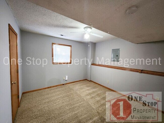 Building Photo - 4 bedroom, 2.5 bathroom, 2 car garage home...