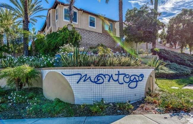 Building Photo - 3 Bedroom 2.5 Bath Condo in Gated Communit...