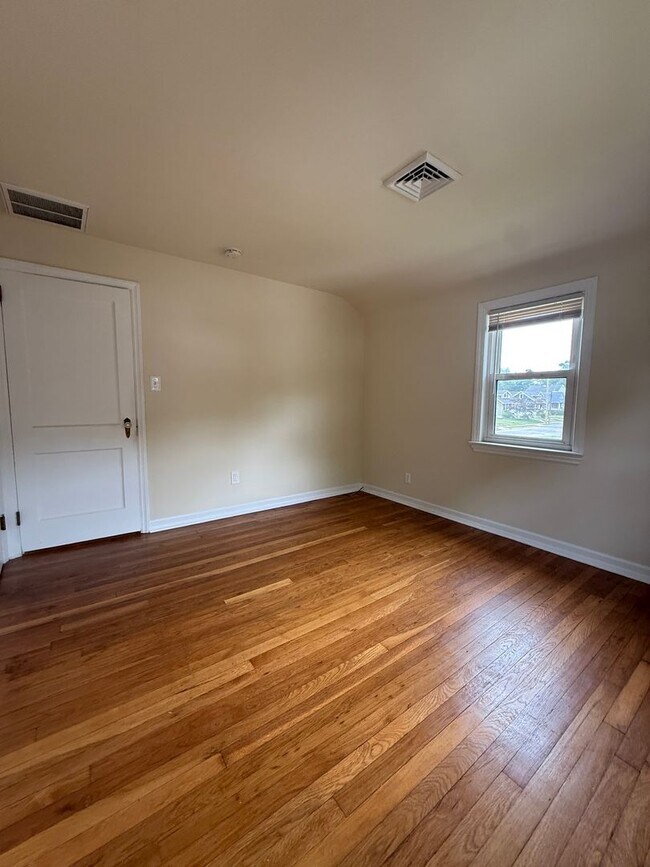 Building Photo - 1 bedroom | 1 bath - Oaklyn, NJ - Nice Quiet Neighborhood