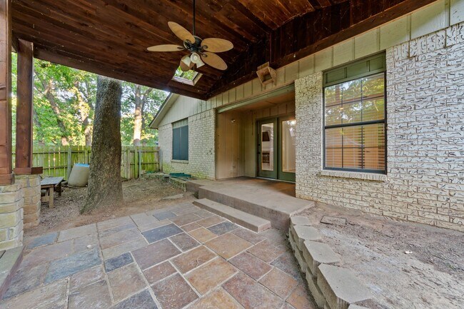 Building Photo - 121 Lake Vista W