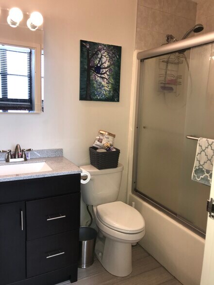Bathroom 2 - 150 Orleans St