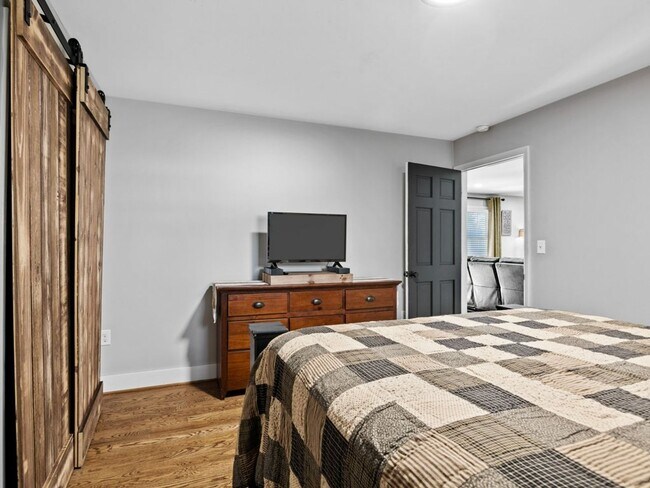 Building Photo - 2-Bedroom Furnished Home with Large Lot in...