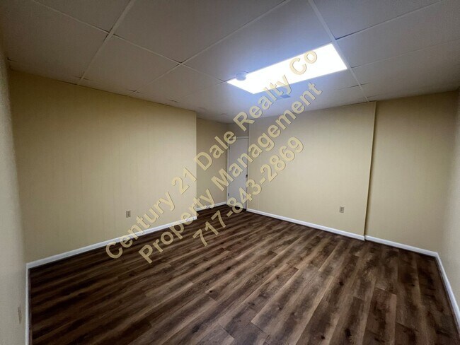 Building Photo - Very Spacious First Floor 2 Bedroom in Dov...