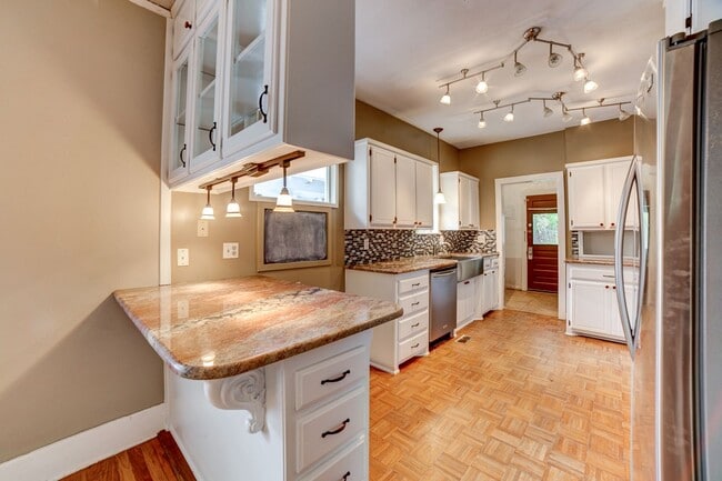 Building Photo - 2 Bed | 1.5 Bath in Midtown close to Utica Square & Cherry St!