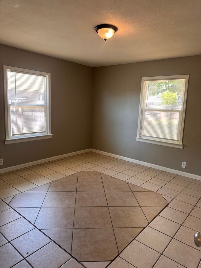 Building Photo - Beautifully Updated 4/2 in Old Fig