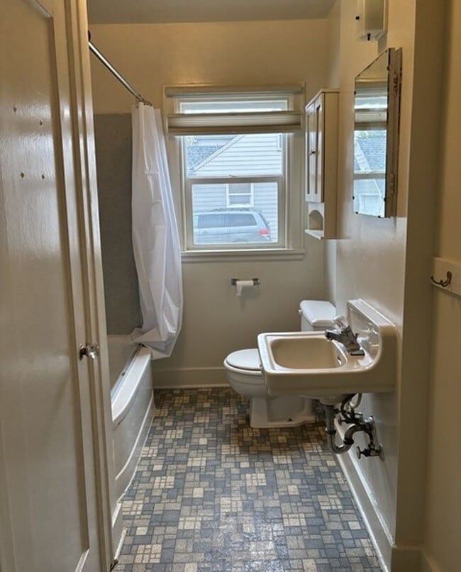 Building Photo - 4Bd/1Ba Two Story House - Available to View!