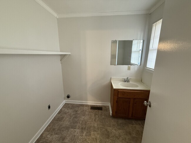 Building Photo - 1803 Thomas Ln