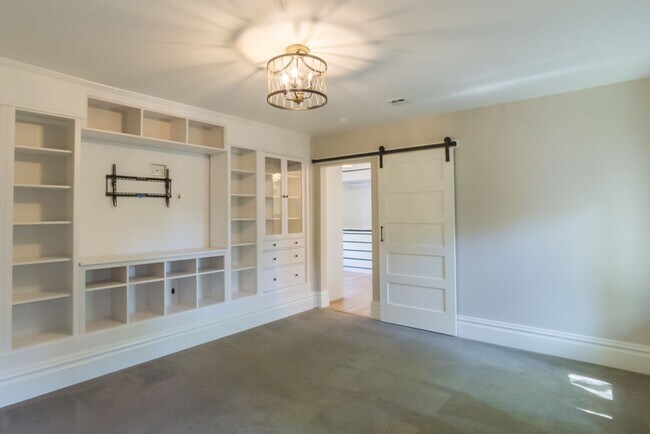 Building Photo - 6bd/3.75ba Seattle Home