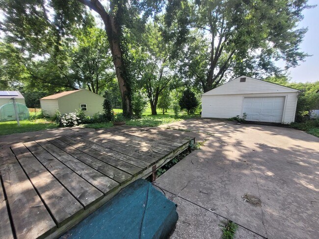 Building Photo - Cozy two bedroom home, pet friendly!