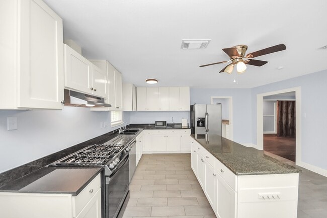 Building Photo - 6214 Diamond Ct