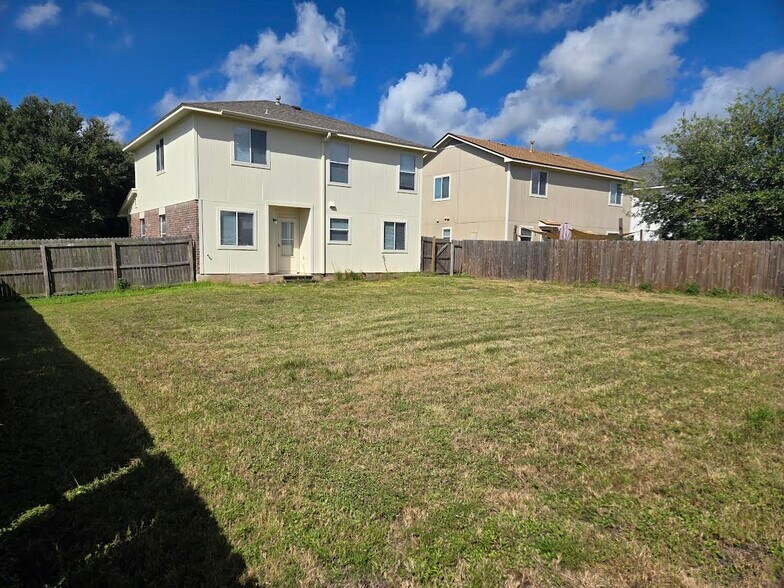 Building Photo - 15137 Meredith Ln