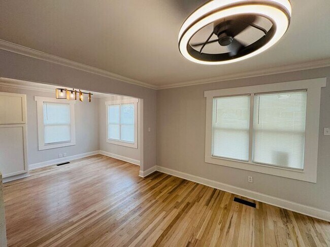 Building Photo - Adorable home minutes from everything