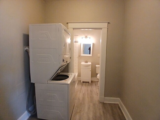 Building Photo - Newly Remodeled Studio | Modern Finishes & In-Unit Laundry