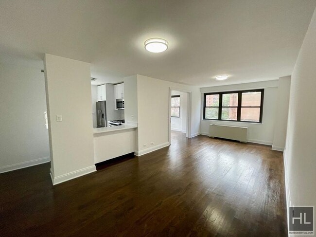 Building Photo - 145 E 16th St