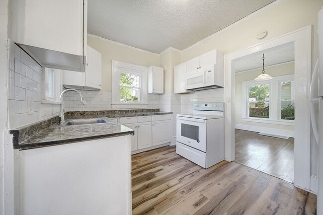 Building Photo - Lovely Two Story, 3 Bedrooms, 2 Bath Home