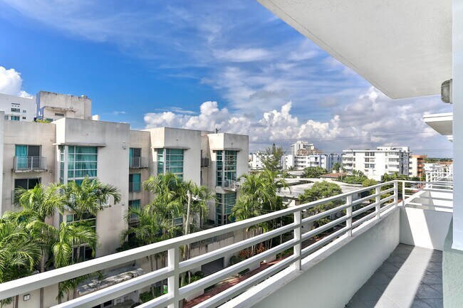 Building Photo - 801 S Miami Ave