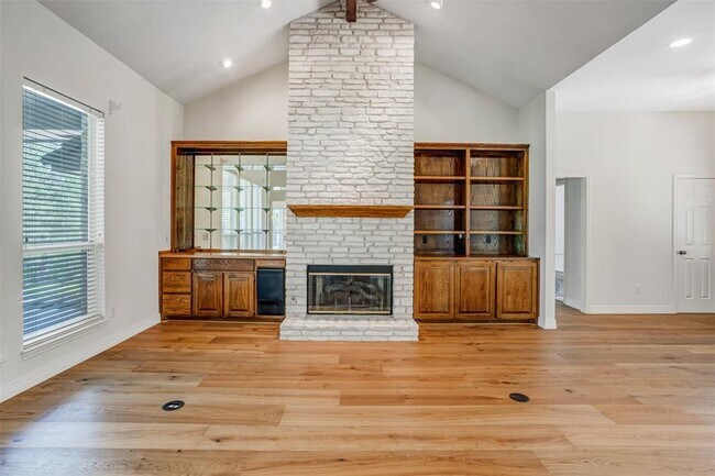Building Photo - 410 Rolling Green Dr