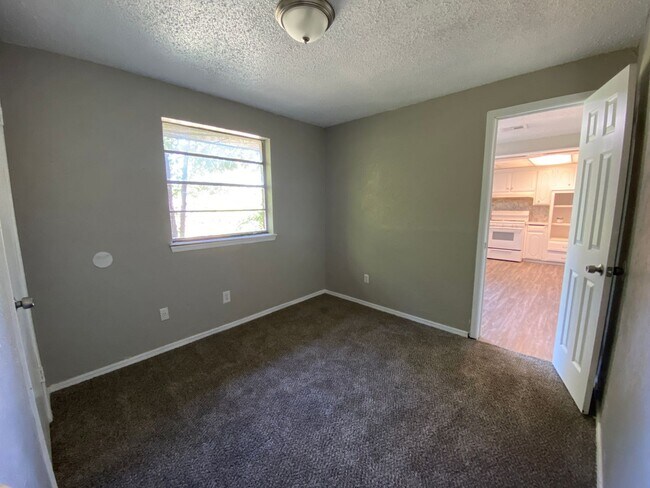 Building Photo - 4 Bedroom House Available now OKC