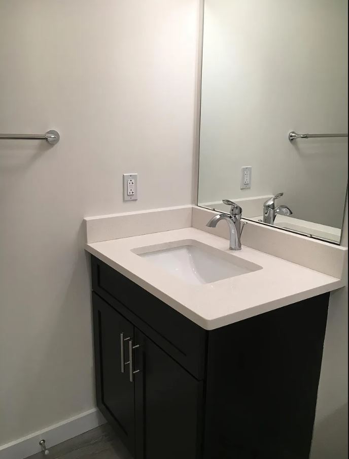 Full bathroom - 1659 N Randolph St