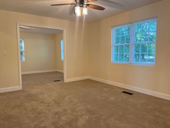 Building Photo - 110 Miller St