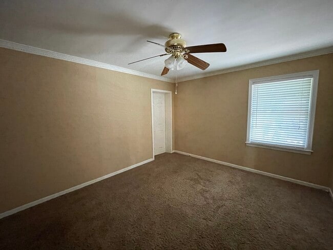 Building Photo - 2208 White Oak Dr