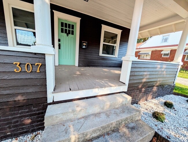 Building Photo - 307 5th Ave E