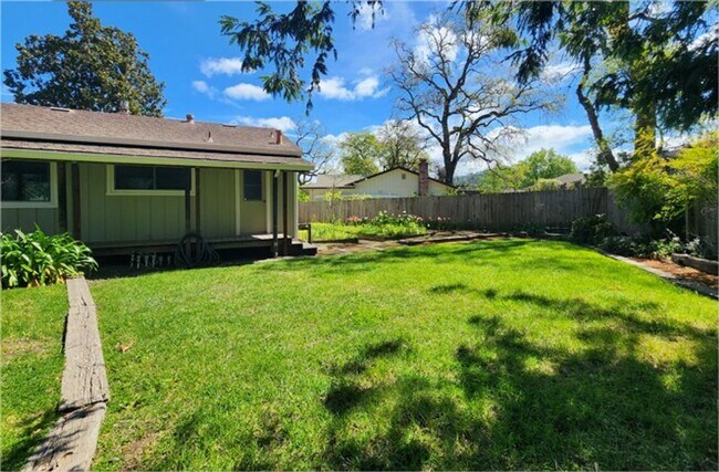 Building Photo - Lovely Bennett Valley Home in a Cul-De-Sac
