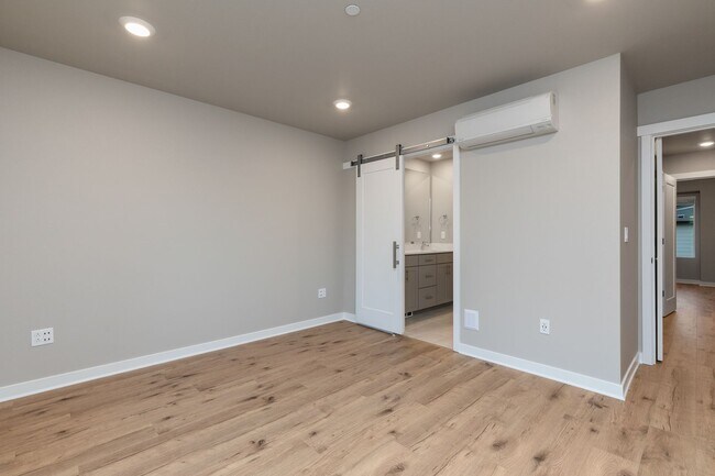 Building Photo - Modern 3 Bedroom Townhome with Designer Finishes in Lynnwood