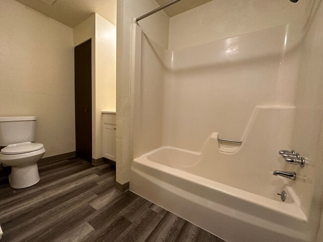 Building Photo - Amazing 1BR in Desirable Plum Area! Beautiful Exposed Brick and Air Conditioning! Call Today!