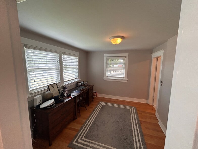 Building Photo - 919 N Lawrence St