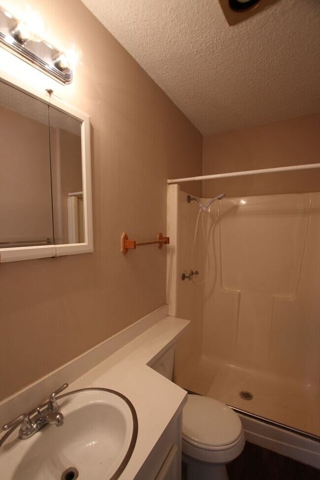 Building Photo - Beautiful 3 Bedroom, 2.5 Bath Townhome in ...