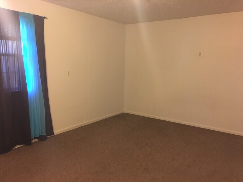 Building Photo - 1204 W Maple St