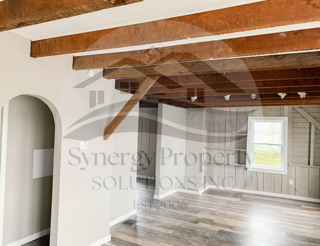 Building Photo - Main St E 12