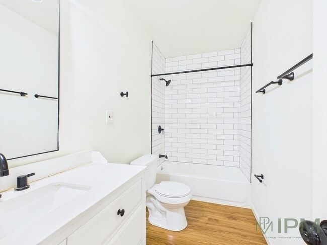 Building Photo - Charming 2 Bedroom Located in Central School District Available Now