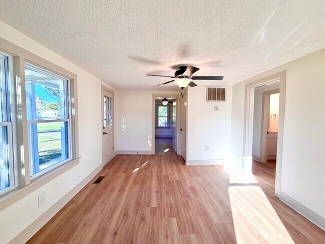 Building Photo - 211 Sanderson Dr