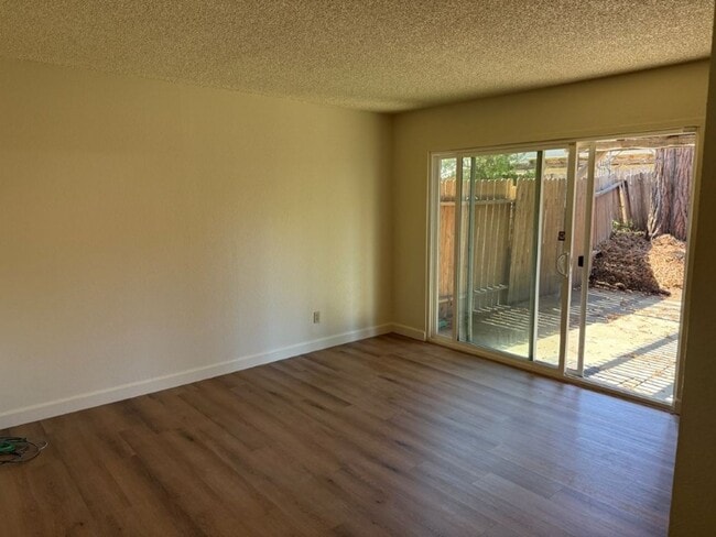 Building Photo - Updated 4 Bedroom 2.5 Bath Vacaville *Star...