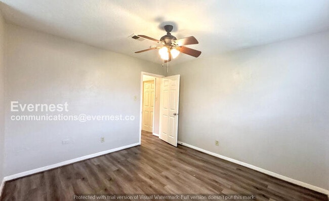 Building Photo - 3 Bed, 1.5 Bath Home with Garage & Fenced Yard / Pet-Friendly / Coming Soon!