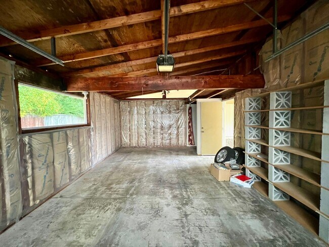 Building Photo - Updated 3BD w/ Outbuildings & Shop - Water included