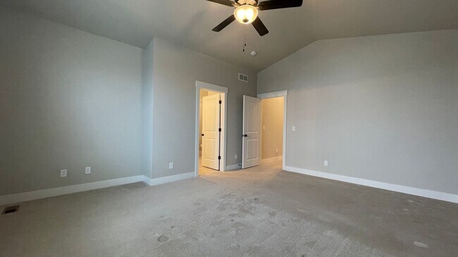 Building Photo - Great Townhouse in Windsor - Highland Meadows