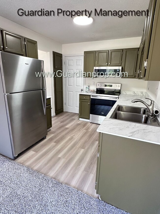 Building Photo - Renovated Burnsville Town Home, 2 Car Garage, W/D in Unit, Walk Out Patio, Dishwasher
