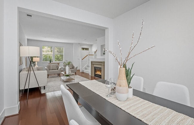 Building Photo - 619 SW Foresta Ter