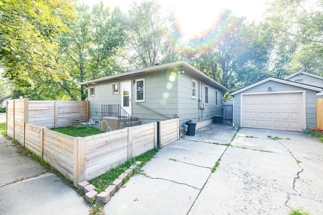 Building Photo - Cute midtown home for rent - pet friendly